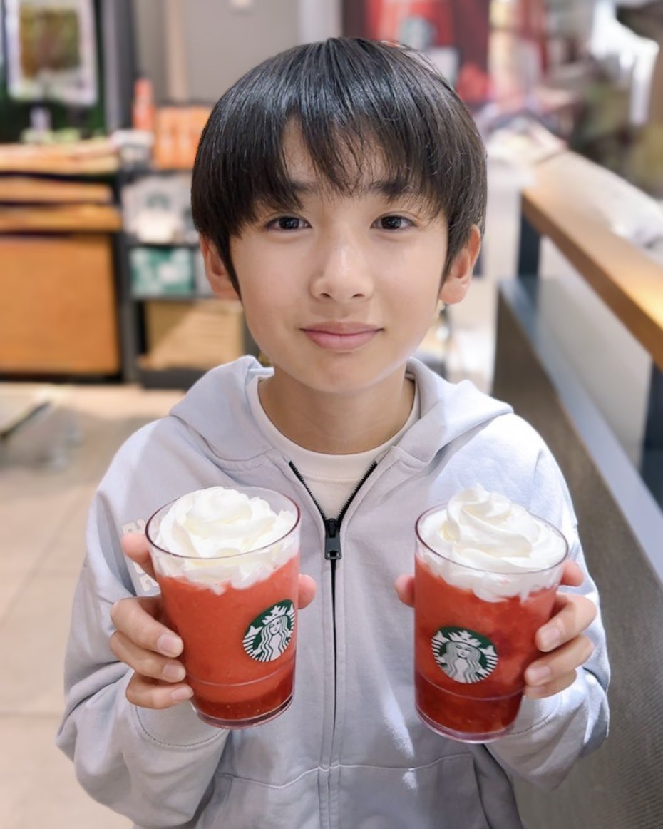ayaki_hirano_'s tweet image. 果肉ゴロゴロでおいしいー🍓
#THE苺フラペチーノ
#スタバ
#平野絢規