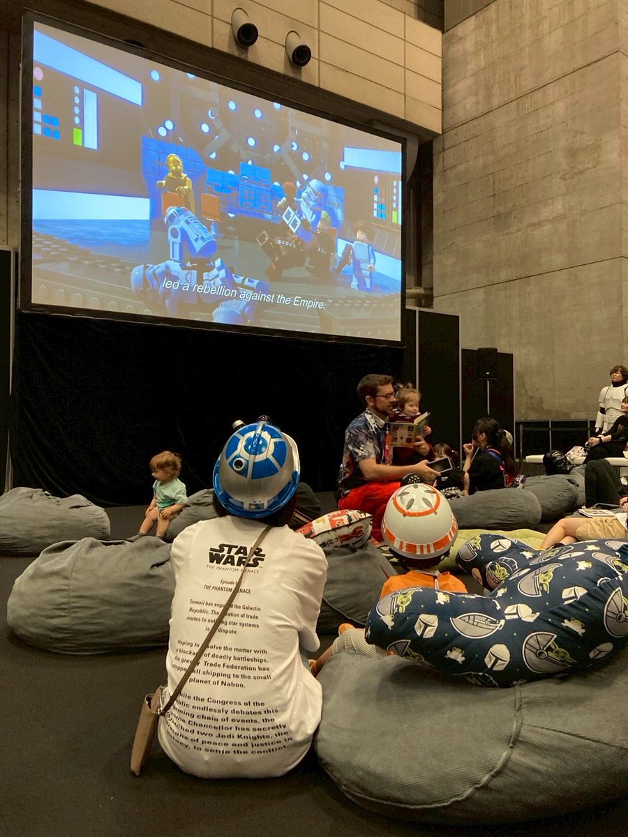 zakio_udb's tweet photo. スター・ウォーズ セレブレーションに向けて甥っ子のためにBB-8とR2-D2のヘルメットを作りました🪖
仕事の合間を縫って無地のヘルメットから塗装してガチャポン玉とか家にあるものを利用してパーツつけてで大変だったけど喜んでくれてよかった💮
#StarWarsCelebration #StarWars https://t.co/Ngwqa0GpFp