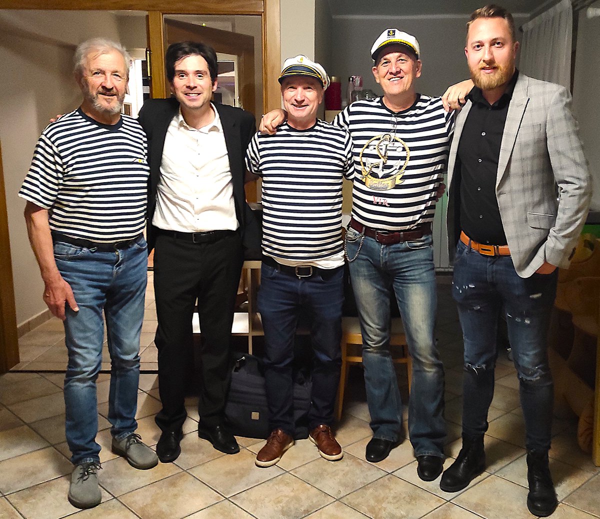 TugoOBJEM's tweet photo. Draga Alenka, hvala, da smo bili lahko del tvoje praznične zgodbe.
Naj ti naslednjih 50 prinese še več smeha, glasbe in ljubezni! ❤️🥂

#ObjemBand #rojstnidan #Alenka50 #glasba #zabava #DavorRadolfi #TilenArtač #AleksanderPovzek #Postojna #GostilnaObKaminu #Nepozabno https://t.co/RGS0WCIkW7