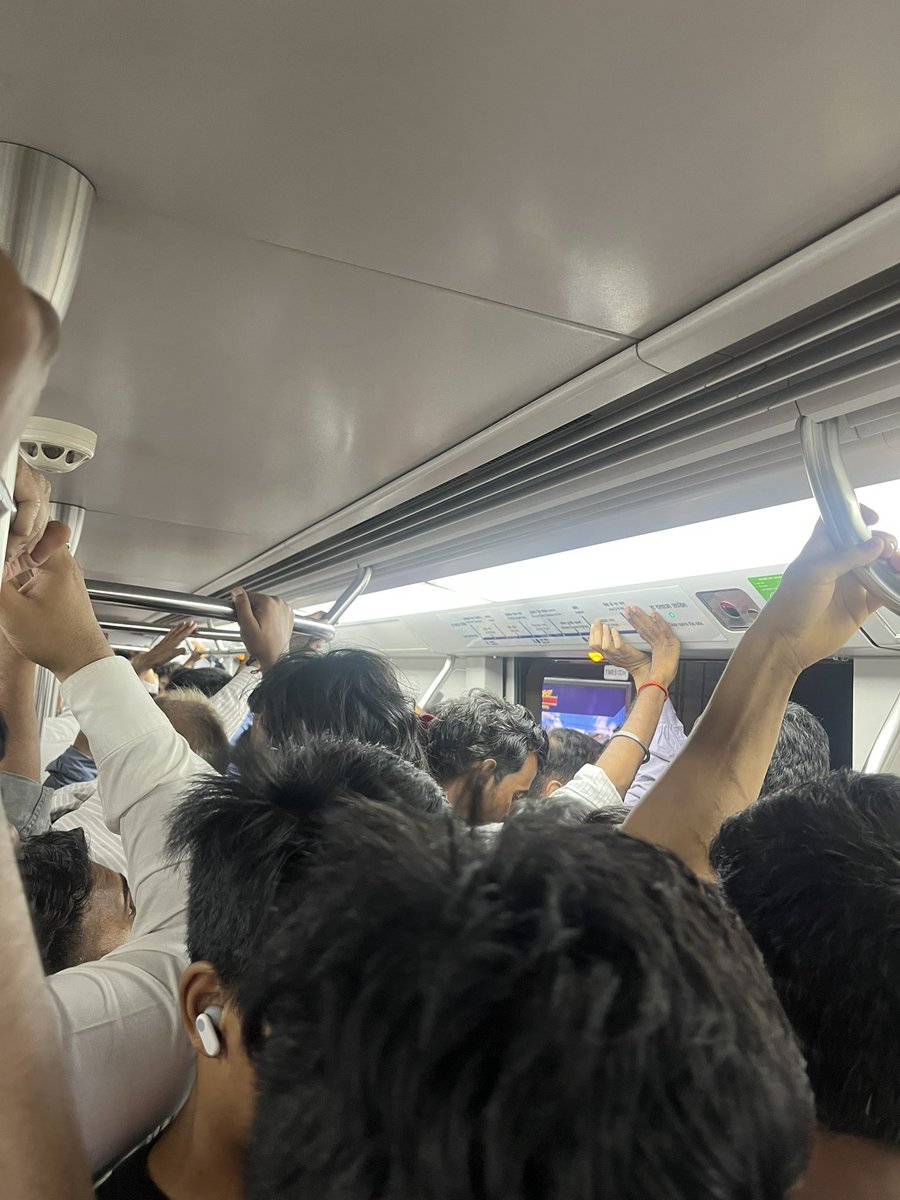 aksrane's tweet photo. The new experiment of stopping trains only till Andheri is clearly not working at all. The platform at Andheri gets crowded with no space to stand at all. Plus, it’s adding to the rush inside the compartment till Andheri station as well.  @MumbaiMetro01 #mumbaimetro https://t.co/Laf1VDmbTk