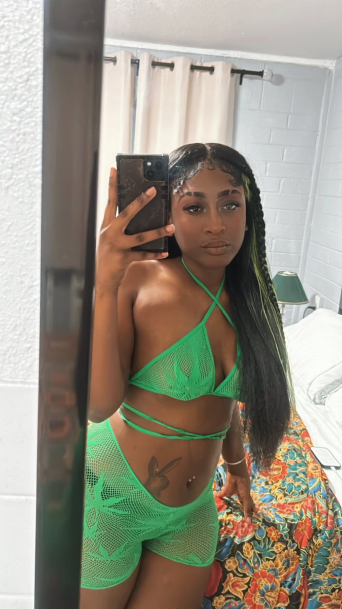 Kashk221's tweet photo. HAPPY 420 TO ALL MY SEXY STONERS OUT THERE😏💚✅🍃🥦💨 https://t.co/kzVTzcjGDU