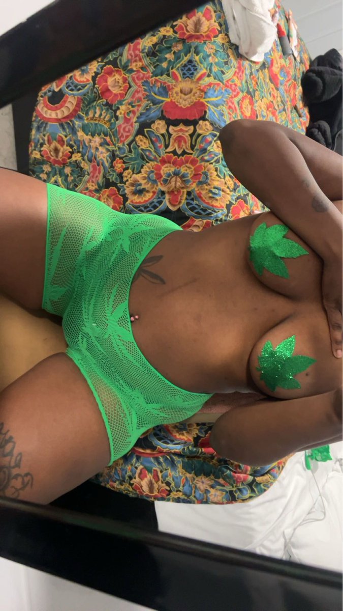 Kashk221's tweet photo. HAPPY 420 TO ALL MY SEXY STONERS OUT THERE😏💚✅🍃🥦💨 https://t.co/kzVTzcjGDU