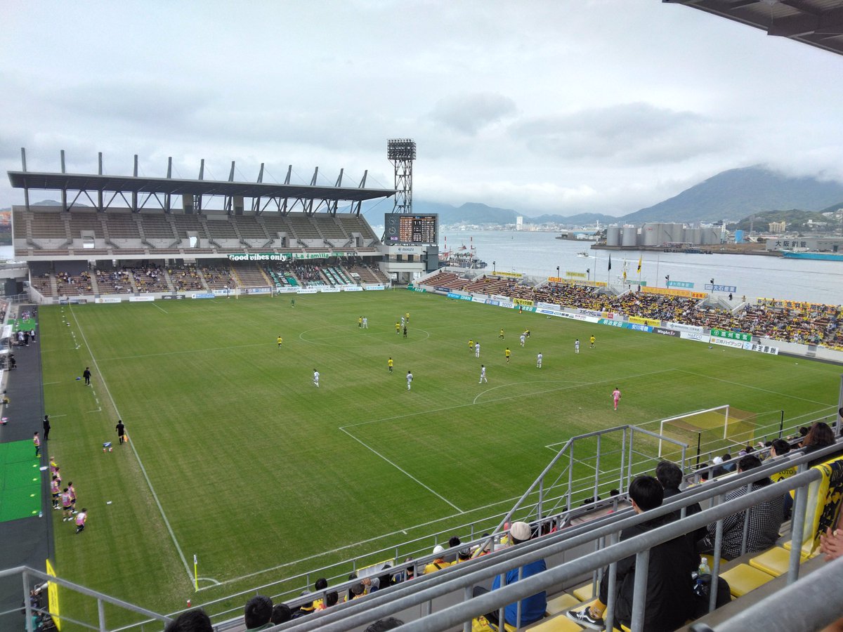 sistadium_com's tweet photo. 北九州スタジアムのここが凄い！
・新幹線も停まるJR小倉駅から徒歩7分！屋根があるので雨でもほぼ濡れない！
・臨場感抜群の専用スタジアム！バックスタンド以外は屋根完備！
・スタンドから海が見える景観が美しい！
・スタグルで蟹が喰える！

これ勝てるスタジアムあるか？ https://t.co/gXnStFfpoT