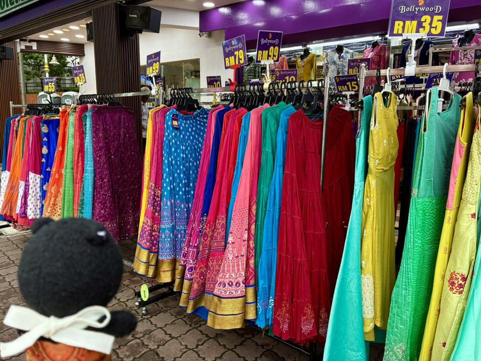 yoshino_yoshida's tweet photo. ガー「うなえさんとリトルインディアへ行ってきたよ」

#malaysia #brickfields #unaesan #unaesan120 #ぬい撮り https://t.co/tHYCj96lmN