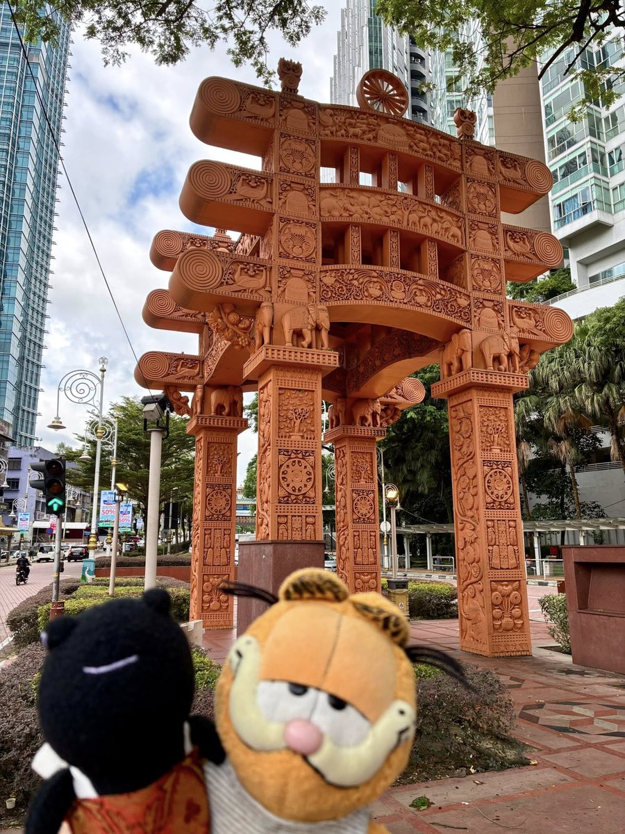yoshino_yoshida's tweet photo. ガー「うなえさんとリトルインディアへ行ってきたよ」

#malaysia #brickfields #unaesan #unaesan120 #ぬい撮り https://t.co/tHYCj96lmN