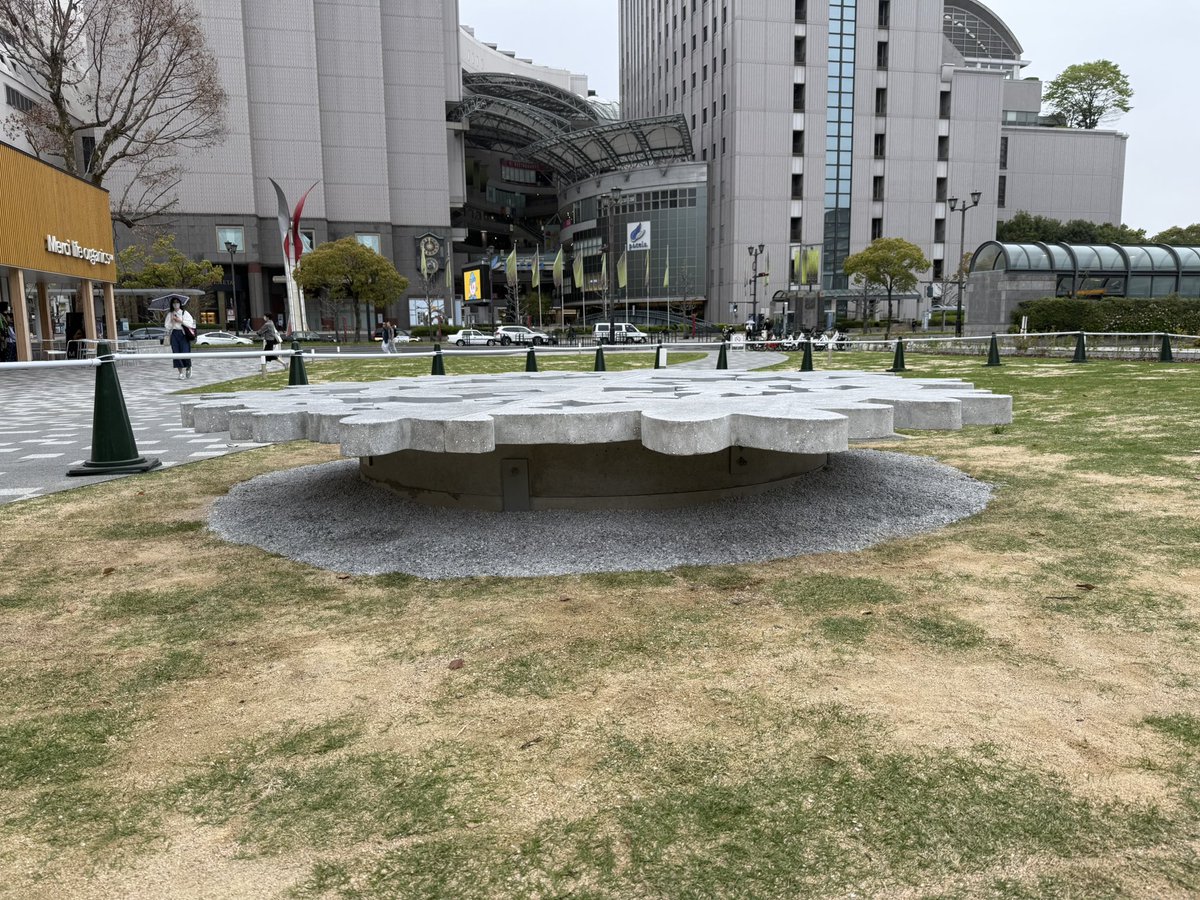 shunn__0424's tweet photo. @s__saitaku0205 @chocominmon0131 
@h_suemitsu 
今回、九州大学の末光研究室の方々から「牡蠣殻を使ったアートベンチ制作」のお誘いを頂き九大と広工大の学生でベンチを制作。
ほとんど九大の方々に任せきりになった。
昨年の11月頃から始まったベンチ制作も気づけばあっという間に終わり本日竣工。 https://t.co/44T9P1Mk13