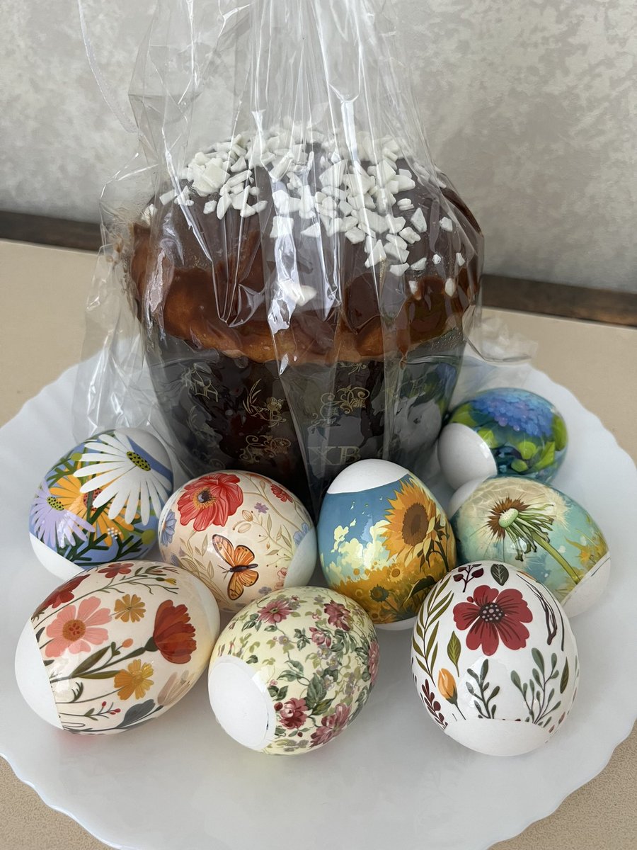 Nastushichek's tweet photo. Happy Easter 🥰🥰🥰
I wish you and your family health and peace. That's the most important thing 🙏
#HappyEaster #EasterInUkraine #UkraineEaster #Easter #EasterBread #EasterEggs https://t.co/fVNvBECEDH