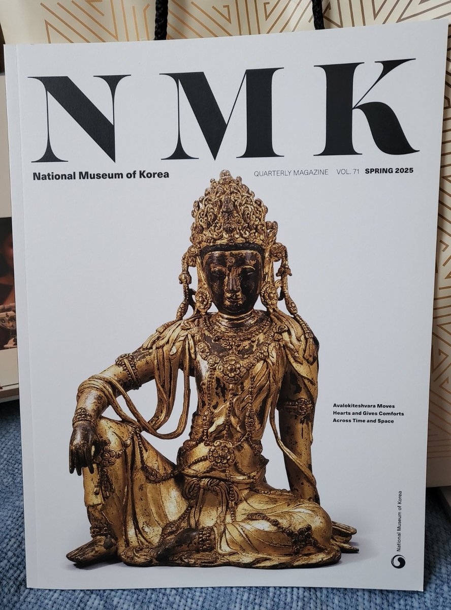 국립중앙박물관에서 계간으로 발행하는 영문홍보잡지인 NMK의 2025년 Spring의 표지엔 개인적으로 사랑하는 고려말~조선초의 금동관세음보살상이 표지를 장식. 유려하게 윤왕좌 자세로 앉아있는 미불美佛.