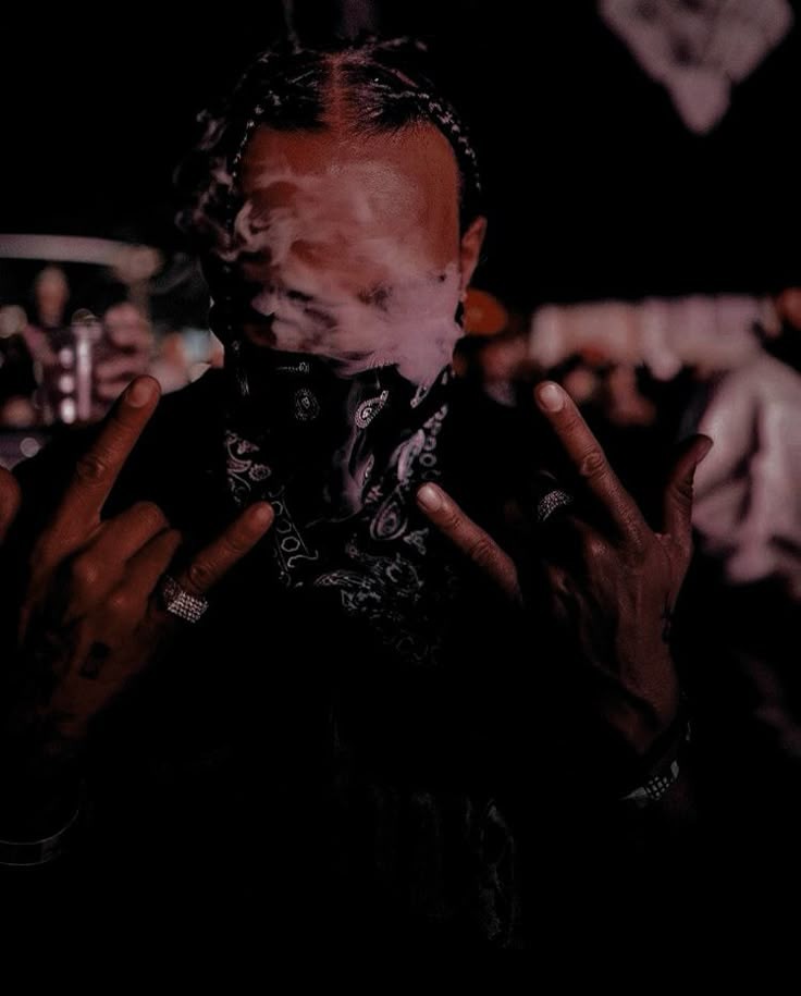 riyahrising's tweet photo. In honour of Coachella weekend, here is a thread of pictures of Lewis Hamilton attending the iconic festival🧵:

First off, this iconic photo from Coachella 2019 https://t.co/ZQ1Ott5EUp