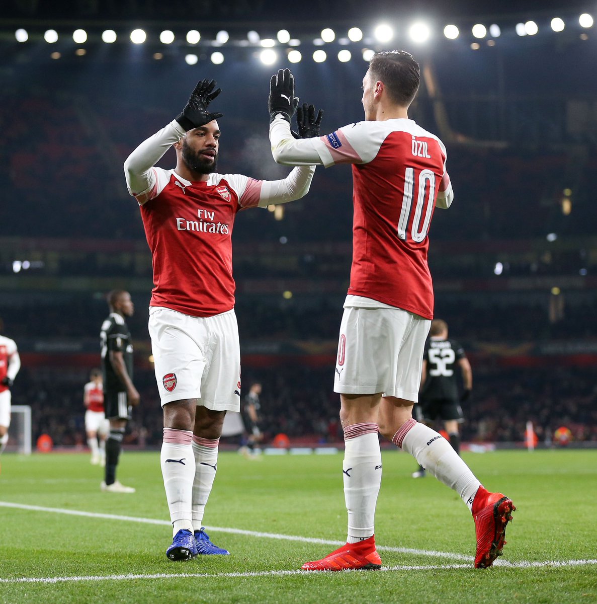 _BeFootball's tweet photo. 🚨🚨 LACAZETTE 🇫🇷 VOIT RAYAN CHERKI 🇫🇷 𝗖𝗔𝗣𝗔𝗕𝗟𝗘 DE RATTRAPER MESUT ÖZIL 🇩🇪😳😳 :

« 𝗝𝗲 𝗺𝗲𝘁𝘁𝗿𝗮𝗶𝘀 𝗽𝗲𝘂𝘁-𝗲̂𝘁𝗿𝗲 𝗠𝗲𝘀𝘂𝘁 𝗢̈𝘇𝗶𝗹 𝗲𝗻𝗰𝗼𝗿𝗲 𝗮𝘂-𝗱𝗲𝘀𝘀𝘂𝘀, 𝗺𝗮𝗶𝘀 𝗮𝘃𝗲𝗰 𝗹𝗲 ���𝗲𝗺𝗽𝘀 𝗥𝗮𝘆𝗮𝗻 𝗽𝗲𝘂𝘁 𝗹𝗲 𝗿𝗮𝘁𝘁𝗿𝗮𝗽𝗲𝗿. »

(via @lequipe) https://t.co/GlCBPy3j2T