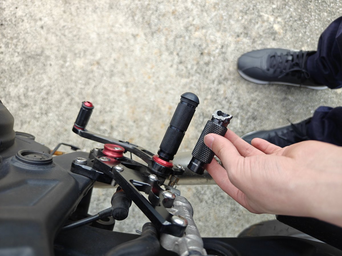 バックステップ左側のステップバーを落としてなくしちゃったので、削れてた右側と一緒に交換しました!
でもワッシャーが無いとうまく動かないことが発覚したのでまだ乗れなさそうです🥺
