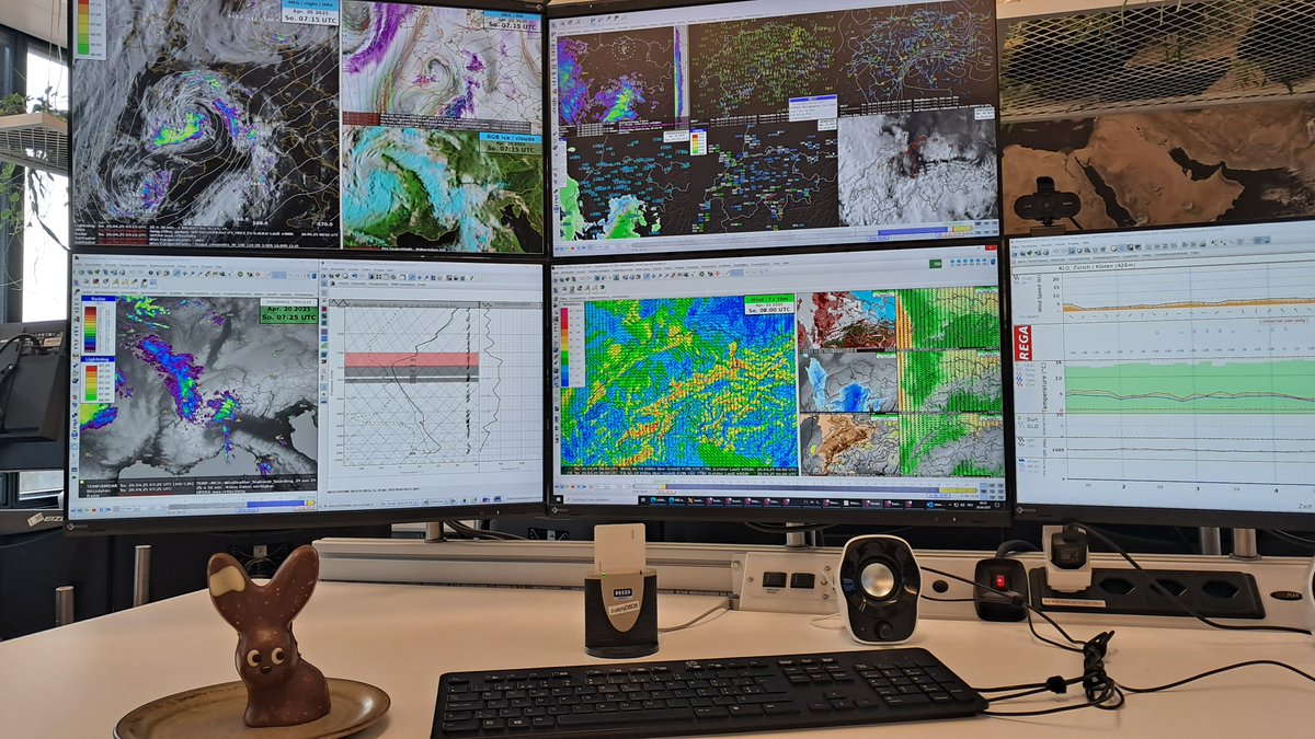 meteoschweiz's tweet image. #Föhn, #Regenbogen und #Morgenrot - all das konnte der Schoggihase unseres Frühdienstmeteorologen beobachten (die Frage ist, wie lange noch? 😉). Die diensthabende Crew wünscht Ihnen schöne #Ostern 🐰
Fotos: Chénens, Küsnacht, Schlans (Quelle: Meteomeldungen / App)