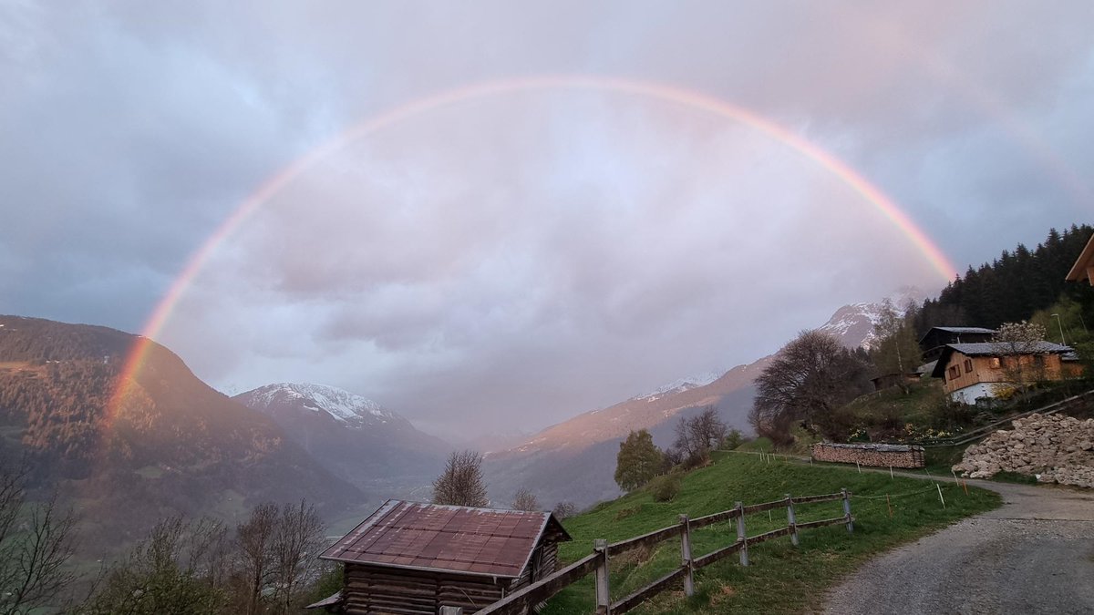 meteoschweiz's tweet image. #Föhn, #Regenbogen und #Morgenrot - all das konnte der Schoggihase unseres Frühdienstmeteorologen beobachten (die Frage ist, wie lange noch? 😉). Die diensthabende Crew wünscht Ihnen schöne #Ostern 🐰
Fotos: Chénens, Küsnacht, Schlans (Quelle: Meteomeldungen / App)