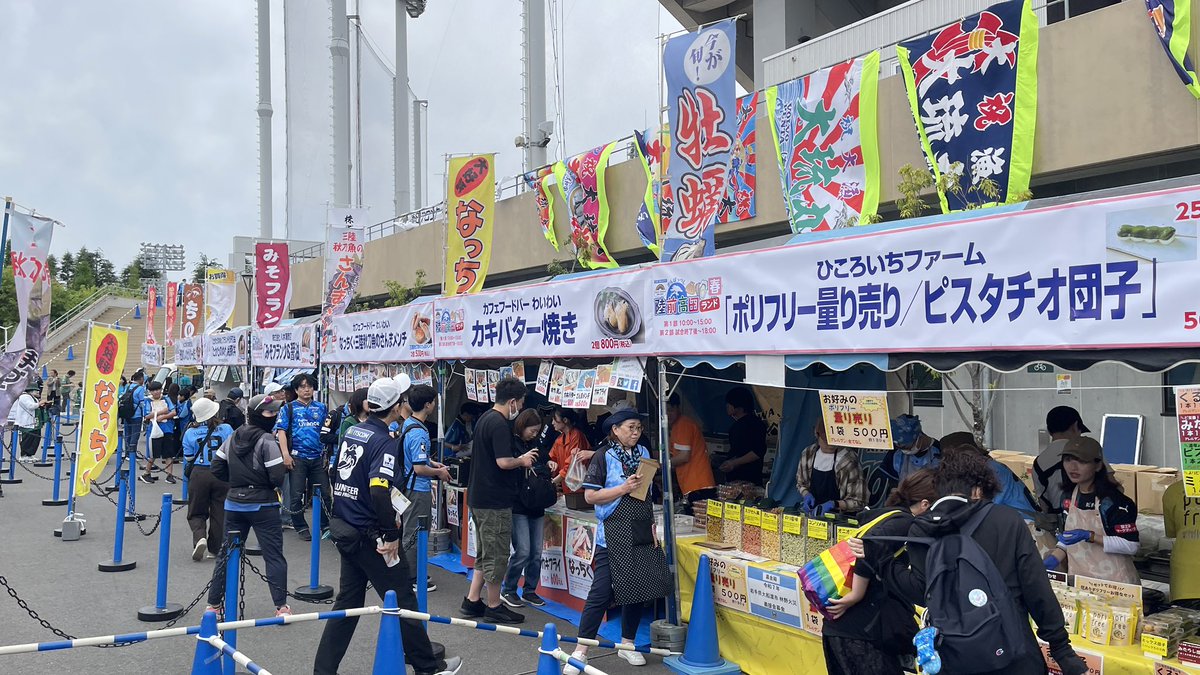 midomidomau's tweet photo. 今日のフロンターレ戦は「陸前高田ランド」のために来たようなもんだった訳ですが、現金を忘れた私は何も買えなかったので心の中で応援してました。
本当に素敵な取り組み。ずっと続いてほしい。 https://t.co/YKi0Xuq0Ud