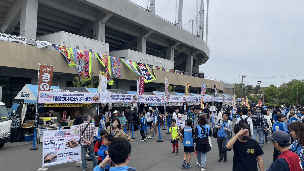 midomidomau's tweet photo. 今日のフロンターレ戦は「陸前高田ランド」のために来たようなもんだった訳ですが、現金を忘れた私は何も買えなかったので心の中で応援してました。
本当に素敵な取り組み。ずっと続いてほしい。 https://t.co/YKi0Xuq0Ud
