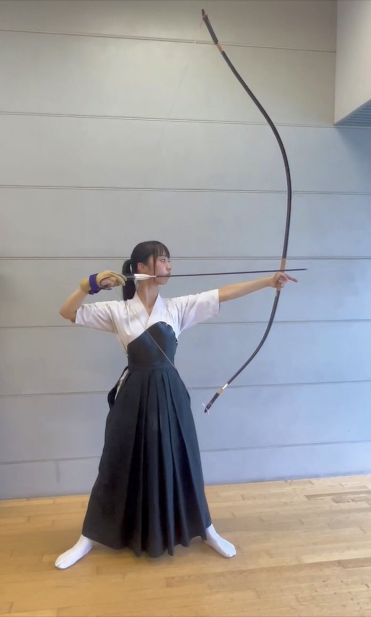 SORA8172's tweet photo. 実は高校で弓道女子やってました🏹
大会も合宿もいって本当にいい経験になりました😌
また弓道したいな🥹
1枚目は引き分けて会
2枚目は大三っていうんです✨

#弓道女子 #弓道部 #高校　#jk #時差 https://t.co/uHY03lBsHI