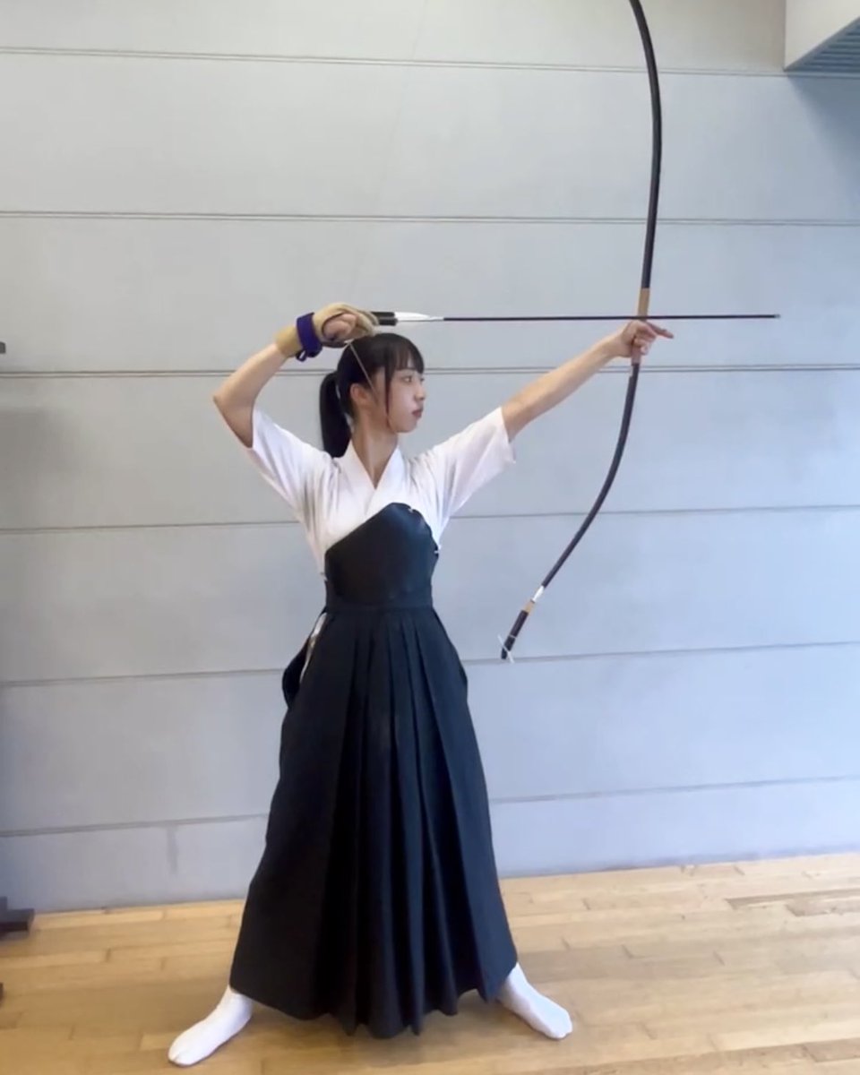 SORA8172's tweet photo. 実は高校で弓道女子やってました🏹
大会も合宿もいって本当にいい経験になりました😌
また弓道したいな🥹
1枚目は引き分けて会
2枚目は大三っていうんです✨

#弓道女子 #弓道部 #高校　#jk #時差 https://t.co/uHY03lBsHI