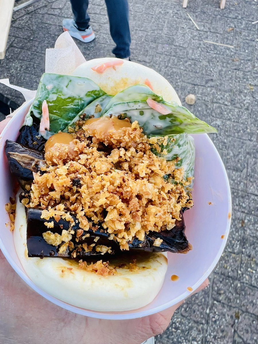 Sonofagun26931's tweet photo. Gisteren op #DGTL: vegan food, fijne deephouse en een vleugje techno. Verrast door de Beyond Burgers en die bao buns met aubergine! Algehele indruk: verrassend strak georganiseerd voor zo’n groot festival. #festival #food https://t.co/DUGtUen1QO