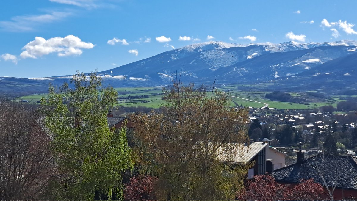 joanbesson's tweet photo. Pasqua enfarinada a la #Cerdanya en un 20 d'abril... Ni les millors #mones de la nostra infància, amb aquelles petites estacions d'esquí que representaven 😉😂
Bona diada!
@P4Estacions
@MeteoBarrufet
@meteocadi https://t.co/ZxCorGXljR