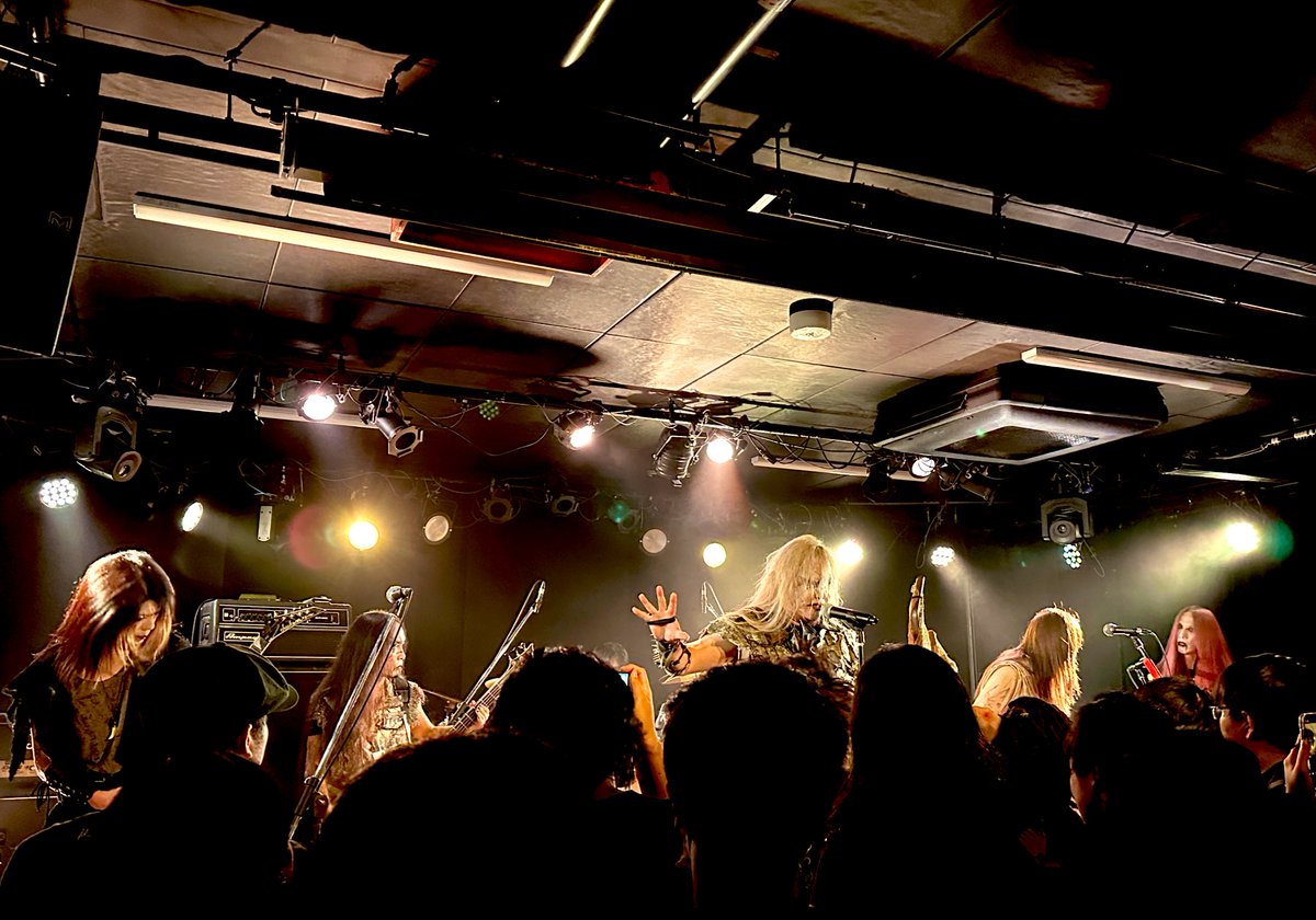 nbykisk's tweet photo. 20250419 Ethereal Sin @ 西永福JAM
シンフォニックBMというかyama氏も認識されているらしいパワーメタル。ハモリリフや仰々しさ溢れるコーラス、愉快なMCなど衣装スタイルから大御所感漂う圧倒的パフォーマンス
#blacksacrifice
#ブラサク
#sad
#DarkFogEruption
#EtherealSin
#Yvonxhe
#正殿 https://t.co/F2NCBoTKS3