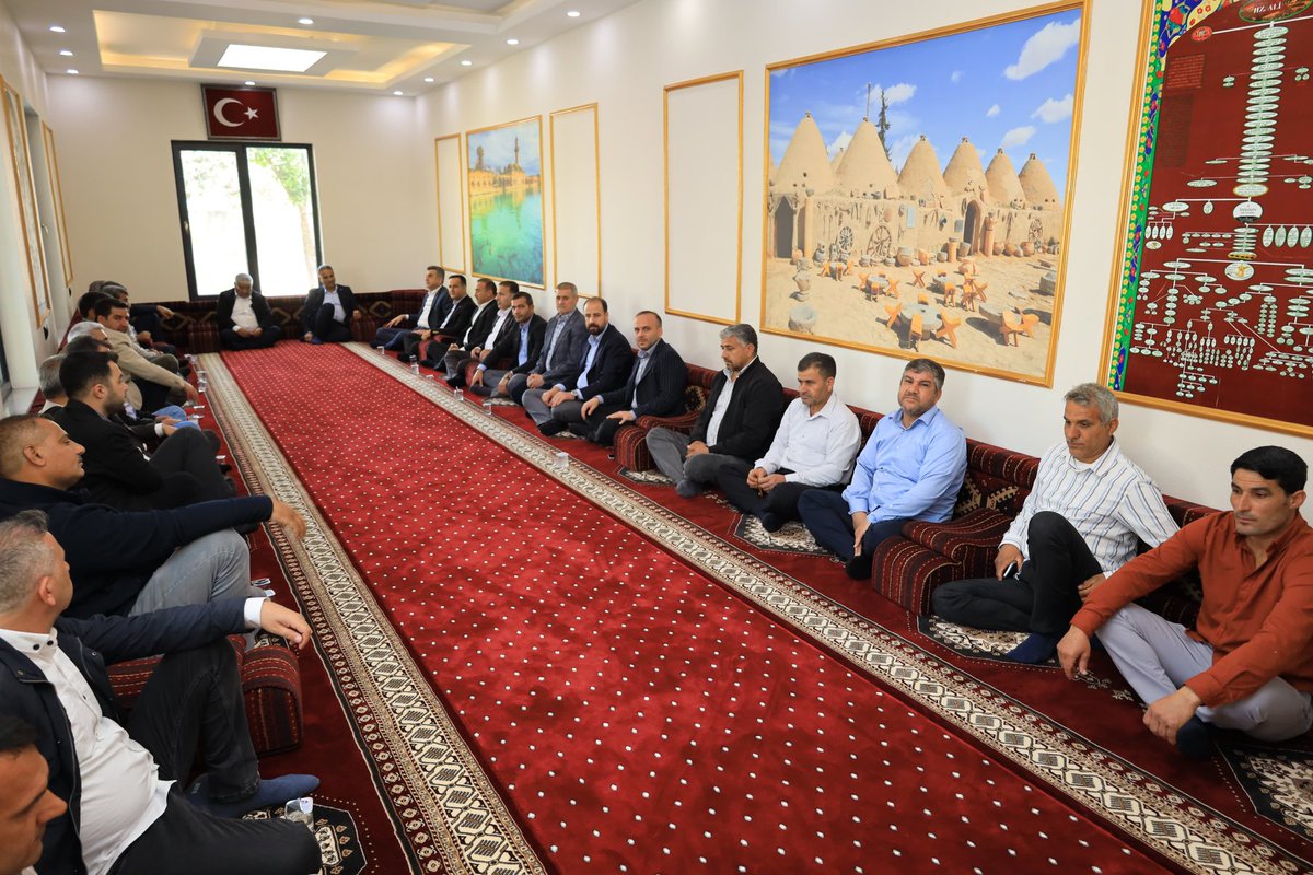 akpartiurfa's tweet photo. Gönüllerimiz bir, muhabbetimiz daim olsun.

📍Eyyübiye

İl Başkanımız @milhamigunbegi ve yönetim kurulumuzla birlikte Büyük ailesini ziyaret ettik. Hasbihal ettik, gönül köprüleri kurduk, gönüller kazandık.

Cumhurbaşkanımız Sayın @RTErdogan liderliğinde AK Parti'miz, İstikametini milletiyle birlikte belirleyen, davasına ve milletine hizmet yolunda hakkın rızası dışında gaye gütmeyen bir harekettir.

@RTErdogan
@Akparti @abuyukgumus
@hakanaksu058