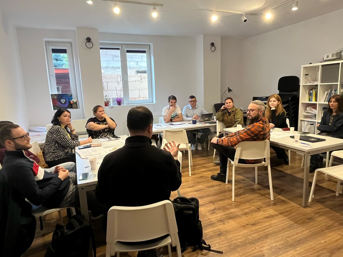 arcadia_org's tweet photo. România 2040. La începutul lui aprilie am participat la Întâlnirea Rețelei pentru Foresight Comunitar de la @FagarasResearch în cadrul Școlii pentru Dezvoltare Durabilă, parte a unui accelerator de ONG-uri în sustenabilitate inițiat de Raiffeisen Bank România și @arcromania. https://t.co/ev76gPi8oZ
