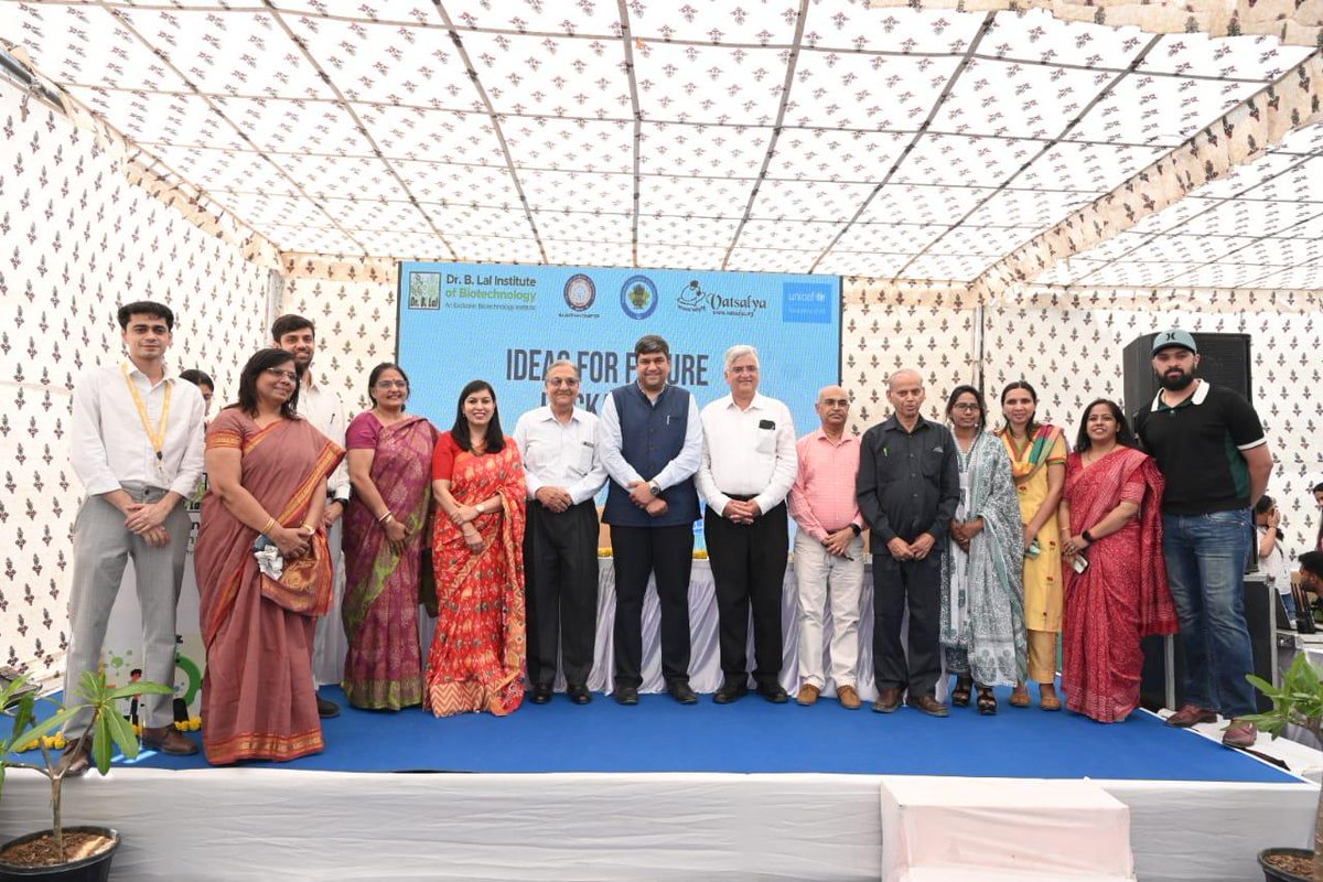 UNICEFIndia's tweet image. Shri Madan Dilawar, Rajasthan's Education and Panchayati Raj Minister, supported children's and youth-led innovation at the Ideas for Future Hackathon organized by UNICEF, the School Education Department, Vatsalya Society, Dr. B Lal Laboratories, and NASI.
The event showcased…