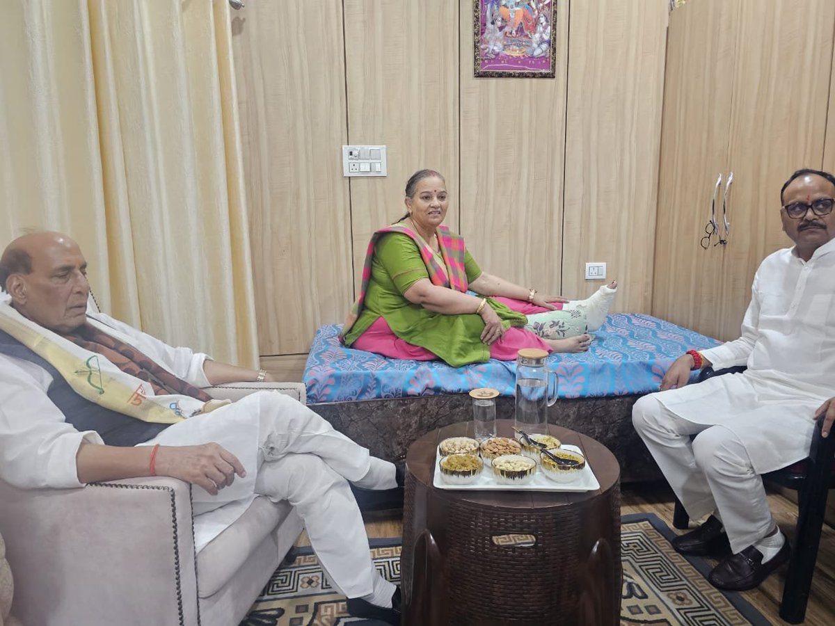 bstvlive's tweet photo. 🚨 लखनऊ ब्रेकिंग 🚨
मेयर सुषमा खर्कवाल से मिलने पहुंचे राजनाथ सिंह
मेयर का कुशलक्षेम जानने के बाद रक्षा मंत्री रवाना। डिप्टी CM ब्रजेश पाठक भी रक्षा मंत्री के साथ मौजूद रहे। कल कार्यक्रम के दौरान मेयर को हुई थी चोट।
#Lucknow #RajnathSingh #Mayor #BrjeshPathak #HealthConcern @rajnathsingh @Sushma_Kharkwal @brajeshpathakup