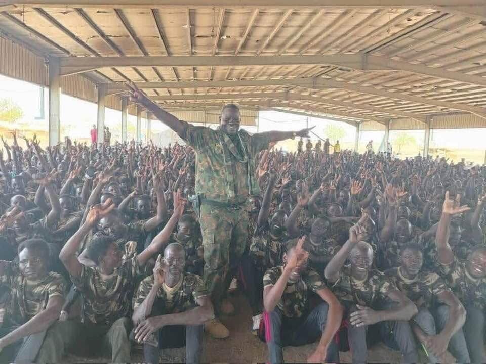 Mo_elmalik's tweet photo. 🔴🔴 إلى أبواق الانفصال: أنتم لا تمثلون دارفور ولا السودان..بل تمثلون جُبنًا مغلفًا بالوهم

اولا انفصال الجنوب كان نتيجة مؤامرة صهيونية غربية..استغلت ضعف الوعي..واختلاف الدين..وانفراد حزب واحد بالقرار…نعم….سقط الجنوب لأنّ المعركة لم تكن معركة شعب

أما اليوم؟ فالوطن كلّه يقاتل. الشعب في الميدان، لا الأحزاب. الإرادة من القرى لا من القصور

لكن الحقيقة واضحة:
•هذه ليست حرب حكومة أو حزب أو جهة سياسية
هذه معركة وطن… كل الشعب يقاتل ضد مليشيا إجرامية مرتزقة..مدعومة إماراتياً تُنفّذ مخططاً صهيونيا لتقسيم كل السودان… ودارفور ليست استثناء
•الفرق بين جنوب السودان ودارفور كبير
الجنوب انفصل في ظل حكومة واحدة وحزب واحد وحتي اغلب المقاتلين من حزب واحد واخرين بالقوة ( الخدمة الالزامية-بكشة الدفارات زمان لاجبار الشباب للقتال) ..وشعب غائب ومُغيّب..وصراع ديني وهوياتي معقّد. أما الآن..فالوعي حاضر ..ودارفور كلّها مسلمة، وجرائم المليشيا لم تفرّق بين شرق وغرب… فأوجاع الخرطوم هي نفسها في الجنينة..وألم الجزيرة تردّده نيالا..(أهل دارفور الشرفاء نتحدث معهم يوميا اليوم لا يحلمون بالانفصال..بل ينتظرون بفارغ الصبر جيشهم ليحررهم من سجن المليشيا)
•دارفور اليوم ليست ضحية حرب… بل شريك أصيل في النصر القادم بإذن الله
الآلاف هناك ينتظرون الجيش..ويتأهبون للقتال معه ... حتى من يعملون داخل أجهزة المليشيا ينتظرون لحظة الانتفاض والايام ستثبت لكم ... والله حتي النساء اشترين الثياب  بشعار الجيش للاحتفال ..والله العظيم(الامهات في موقع شبكة الاستارلينك لبناتهم وأولادهم سماع اضاني اها يابتي شوفي الطازج الجيش وصل وين؟)… والرجال يبحثون عن إشارة التحرير…

من نيالا للجنينة ..من زالنجي للضعين..الحياة متوقفة… والناس عايشين على أمل يسموه “وصول الجيش”

•صدقوني أنتم واهمون إن ظننتم أن دارفور سترفع راية الانفصال
الراية الوحيدة المرفوعة هناك اليوم هي راية الخلاص من الجنجويد
•الانفصال وهم جبناء..لا مشروع أحرار
من يُنادي به ..كان أول الصارخين حين انتصر الجيش في الوسط ... لأنه يعلم أن تمدد الجيش إلى دارفور يعني سقوط آخر أوراق مشروعهم
•قادة المليشيا مجرمو حرب… وداعمهم معروف… ومخططهم مفضوح
فأي عاقل يقف مع مجرم مطلوب دوليًا واي دولة تعترف بهم!؟؟؟ ومن أي بوابة سيدخل الانفصال إذا كان الشعب نفسه هو من يطردهم من أرضه؟
•لا وجود لحرب أهلية في السودان… بل ثورة شعبية مسلحة ضد الاحتلال
ومن يقاتل الآن ليس الكيزان ولا الشيوعيين ولا الجبهة الثورية… بل كل سوداني شريف قرر أن يُنهي هذا الكابوس

رسالتي لكم:

دارفور ليست للبيع..ولا للانفصال..ولا للتمزيق… دارفور تقاتل .. تنتظر .. وتؤمن… ومن داخلها سيُولد السودان الجديد..المُوحّد .. النظيف من الخونة والمليشيات والمرتزقة

وسنلتقي قريبا عند تحرير نيالا والجنينة والضعين وزالنجي… لتعرفوا من الذي كان في الميدان..ومن كان يبث سموم الوهم من خلف الكيبوردات

فمن أنتم؟ ومن تمثلون؟
•هل أنتم من دارفور؟ لا
•هل رأيتم ما فعلته المليشيا؟ لم تعيشوه
•هل تقاتلون؟ لا… أنتم تكتبون فقط، وتصرخون حين تتقدم القوات

أنتم مجرد صدى لأمنيات خائبة..صوت مرتجف لمخطط مات

الانفصال ليس رأيًا… بل خيانة
ولن يُقسّم وطن يقاتل من شرقه لغربه..ومن شماله لجنوبه،..ضد عدُو واحد

توقفوا عن بيع الوهم ... فلن يُكتب لكم وطن من رماد الجنجويد
ولن يُسمح بانفصال دارفور لأنّ دارفور نفسها من تقاتل اليوم لاستعادة كل السودان 

وصدقوني… حين يحرر الجيش نيالا والجنينة والضعين… ستصمتون ..وتبلعون كل هذا الزيف الذي تروجونه

دارفور ليست مستعمرة ..ولا أرضًا مقسومة..ولا ورقة سياسية
دارفور هي المعركة..وهي الجدار الأخير الذي سيسقط عليه مشروعكم القذر بإذن الله 

الصورة المرفقة (متحرك الشهيد خميس ابكر لتحرير الجنينة) وبالإضافة متحركات نيالا وزالنجي والضغين والالاف الابطال الان في الصحاري والغابات في طريقهم لدارفور 

نصر من الله وفتح قريب 

✍️ مكاوي الملك

#الامارات_تقتل_السودانيين
#السودان_يحاكم_الامارات_دوليًا
#السودان_ينتصر
#الدعم_السريع_منظمة_إرهابية
