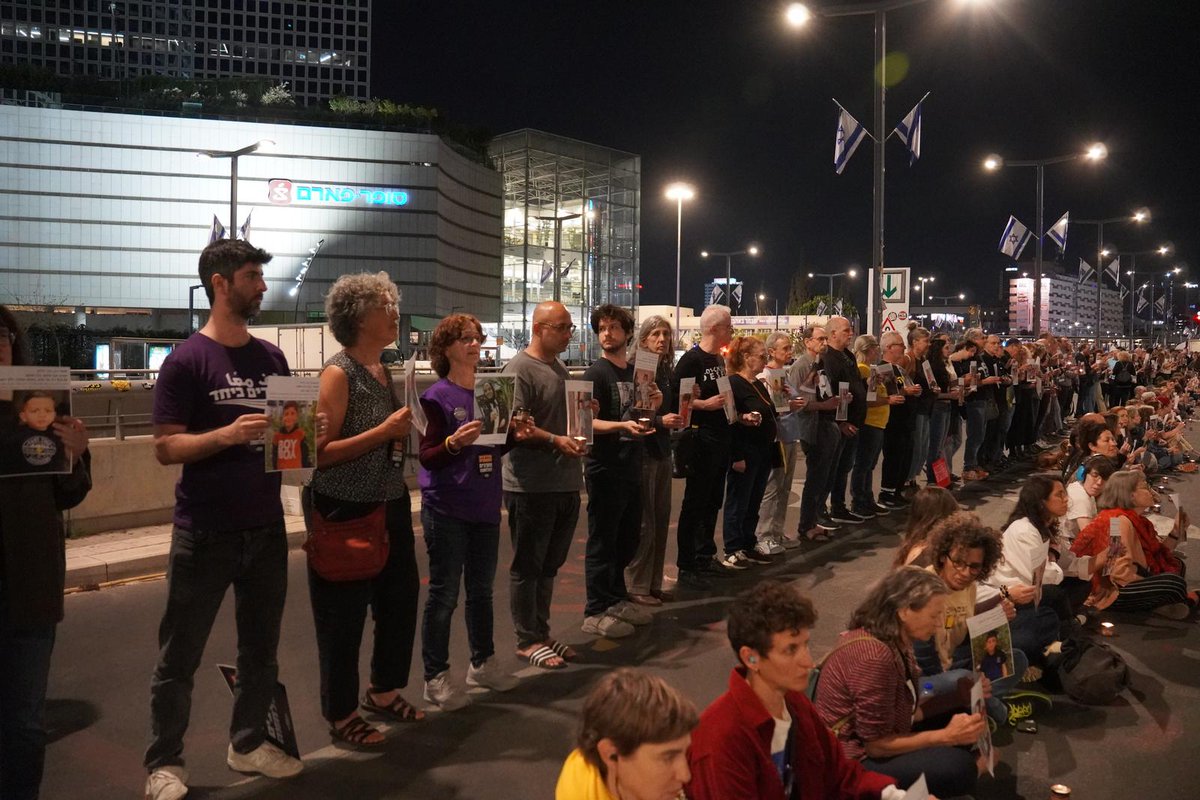 אתמול בהפגנה השבועית בבגין עמדנו עם תמונות של ילדים שהופצצו למותם בעזה. אותם ילדים שאף אחד כמעט לא מדבר עליהם, ילדים שאנחנו הרגנו. והאמת, זה היה כל כך מחזק: בכל דקה הגיע מפגין נוסף, לקח תמונה של עוד ילדה או ילד, והצטרף לעמידה השקטה. היינו מאות רבות של אנשים שפשוט עמדו שם, בשקט.