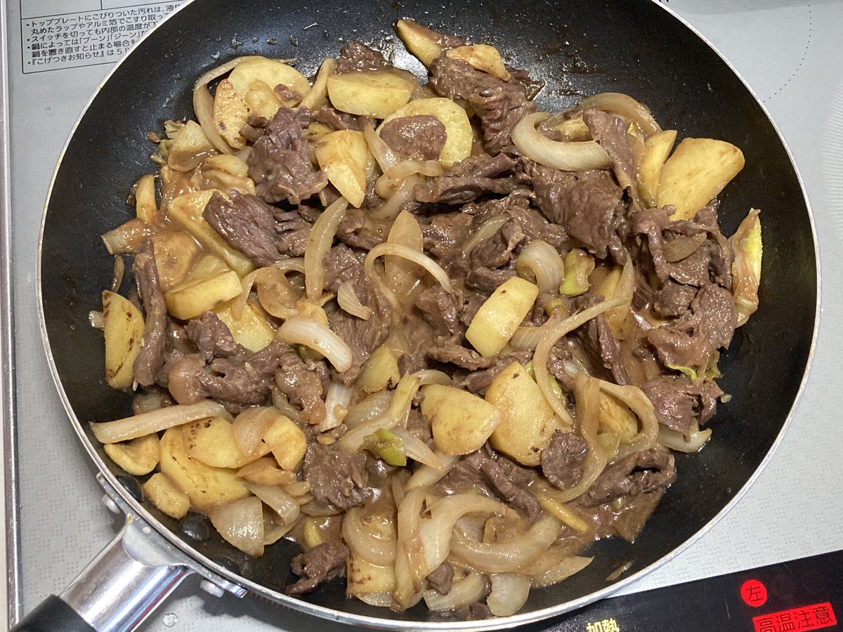 晩御飯のお手伝いしているサターン😈
肉だ！肉を焼くんだ！