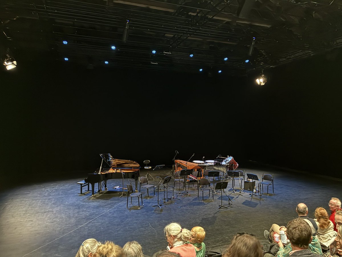 Ein Ausflug nach Zürich zum Konzert «Residue of the Heart» von Jalalu-Kalvert Nelson und Studio Dan. Feine Kompositionen mit (fast) maschineller Interpretation - ich war erleichtert, dass die Humanität beim letzten improvisierten Stück spürbar war.