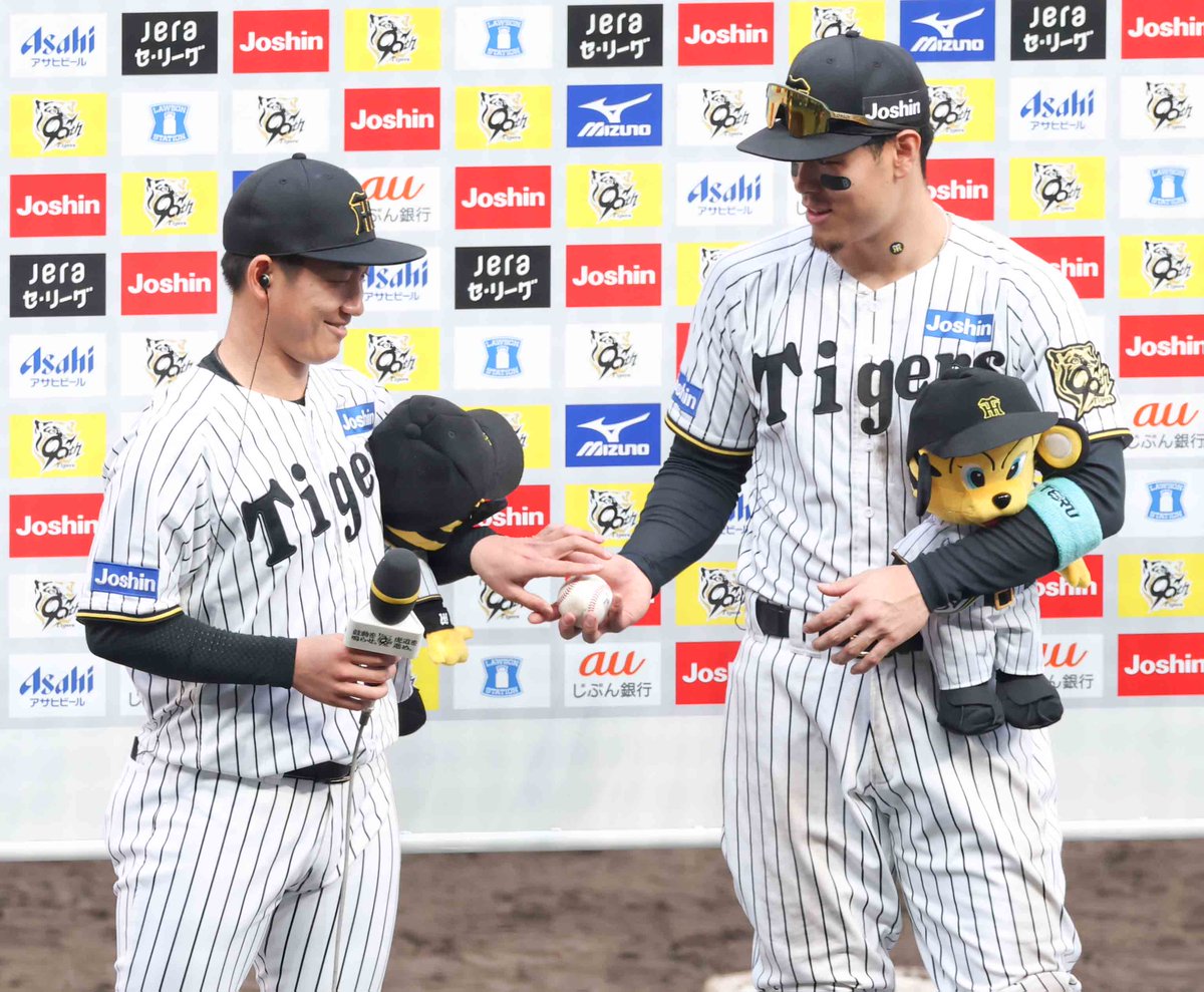 活躍した #佐藤輝明 選手にウイニングボールを一度渡す #伊原陵人 投手