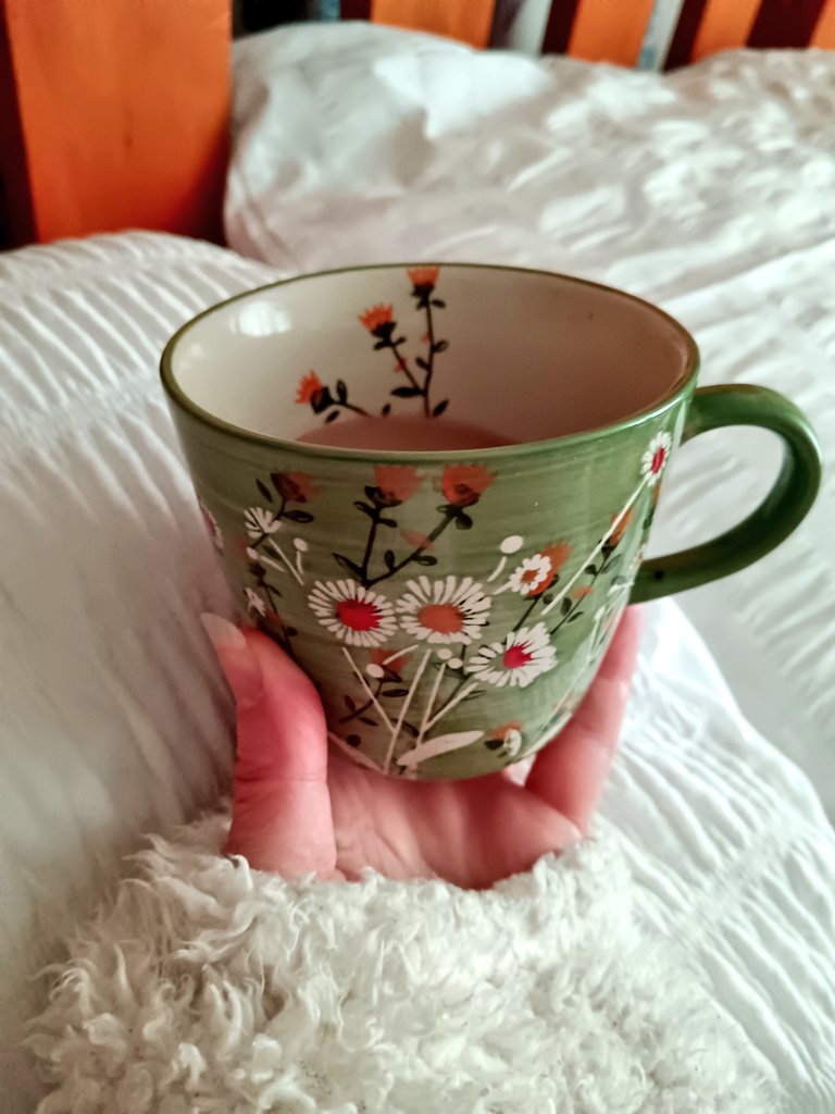 Jambeanie's tweet photo. Coffee in bed before I get up for church, in my new Spring mug π£π°ππ·ππΈ
Love it!
Happy Easter to me!
And happy Easter to you! ππ»π£π°π·
#newmug #betterformethanchocolate https://t.co/m1VCYaGzuZ