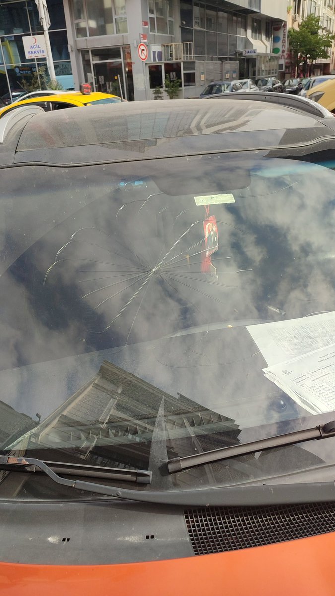 bakbasak98's tweet photo. Arkadaşlar iyi forumlar,
Otoyolda ilerlerken bi anda taş sekmesi sonucu ciddi bir çatlak oluştu araç Kia Sportage 2013 model. Kasko yok. Yerli üretim cam maliyeti olarak 9000₺ fiyat sunuldu orjinali sanırım 35-40 Lara doğru gidiyor bu durumda ne yapmalıyım ne önerirsiniz? https://t.co/yCkUzE9gJ3