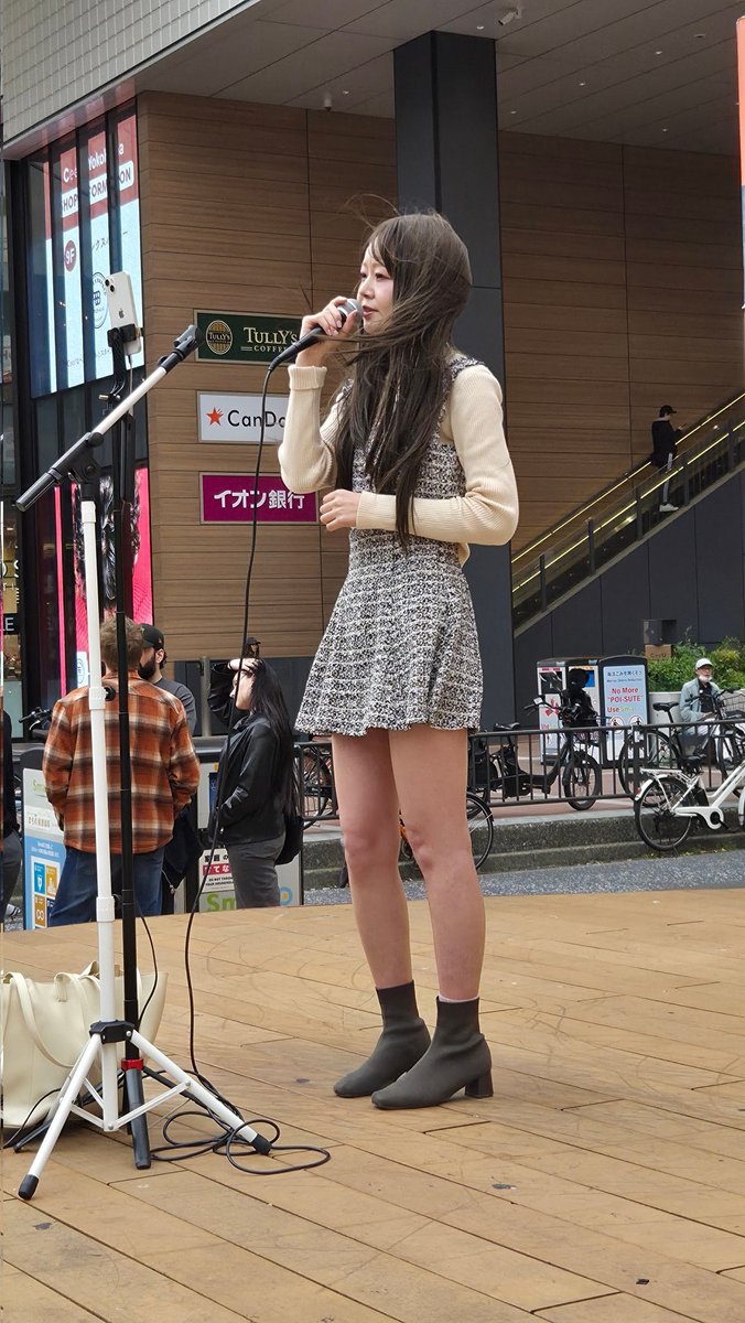 lovecohol's tweet photo. 2025.4.20
今日はTikTokでお見かけしたLunAdd Lilly(ルーナド リリー)さんの路上~🎵
近所で行うとのことで行って来ました\(^-^)/
癒し系ボイスが素敵でした
しかも、俺が好きだと伝えた「スクリーンと横顔」歌ってくれるとは神か笑
#LunAddLilly #るなり https://t.co/JZf8QsoJir