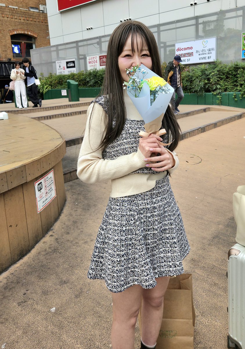 lovecohol's tweet photo. 2025.4.20
今日はTikTokでお見かけしたLunAdd Lilly(ルーナド リリー)さんの路上~🎵
近所で行うとのことで行って来ました\(^-^)/
癒し系ボイスが素敵でした
しかも、俺が好きだと伝えた「スクリーンと横顔」歌ってくれるとは神か笑
#LunAddLilly #るなり https://t.co/JZf8QsoJir