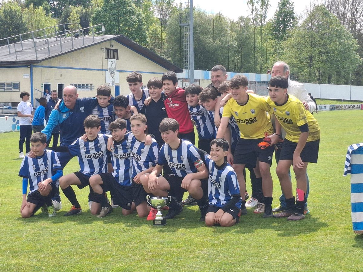 AmurrioClub's tweet photo. VI Memorial Tito

Eskerrik asko etorri zineten guztoi eta parte hartu zuten taldeei etortzeagatik💙 Hurrengo urte arte!

Gracias a todos los que vinisteis y a los equipos que tomaron parte del torneo por venir💙 ¡hasta el próximo año!

#amurrioclub🔵⚪️ 
#kaskagorri🔴⚫️ https://t.co/0P6wVg9I9m