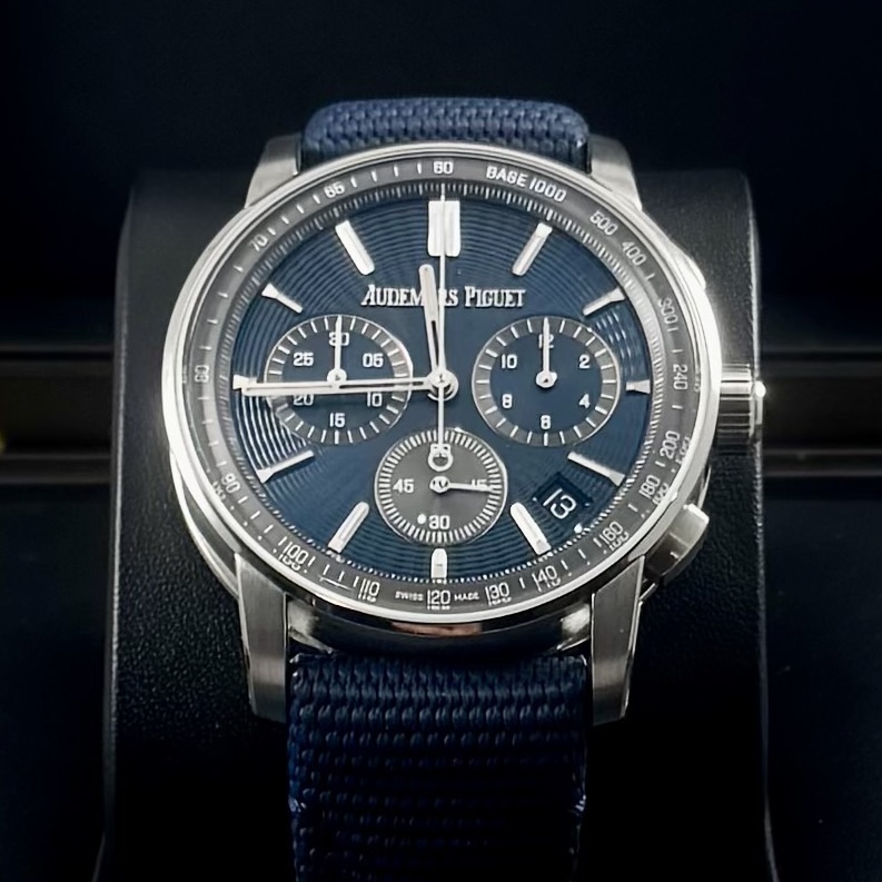 universalvalue_'s tweet image. 【ご購入ありがとうございます】
AP CODE 11.59 クロノグラフ Ref.26393ST をお迎えいただきました⌚
ナイトブルー・クラウド50文字盤×ブルーストラップが美しい一本✨
#audemarspiguet #code1159 #26393ST #オーデマピゲ #高級時計 #時計好き #名古屋 #ユニバーサルバリュー