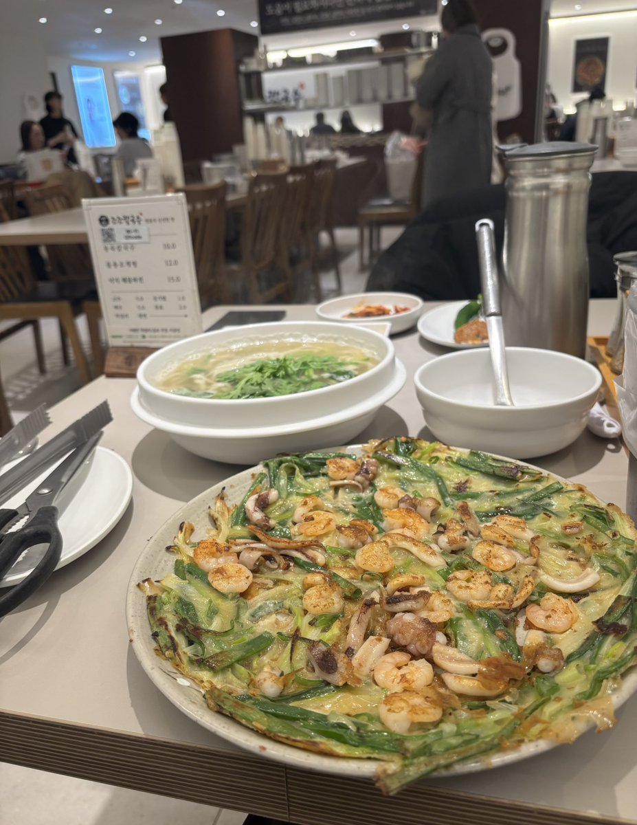 tarugi_12's tweet photo. 聖水にあるカルグクスで有名なお店🍜サイズ大きいけどお腹空いてたから一人で完食してしまった🥹夜行ったけど並ばず入れたし、1人のお客さんも多かった！

📍 조조칼국수 성수점
[NAVERマップ]
ジョジョ刀削麺聖寿店
ソウル特別市 城東区 聖水洞二街 289-257
https://t.co/a95LklWkQp https://t.co/xW8pKbQt15