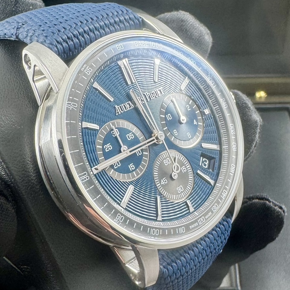 universalvalue_'s tweet image. 【ご購入ありがとうございます】
AP CODE 11.59 クロノグラフ Ref.26393ST をお迎えいただきました⌚
ナイトブルー・クラウド50文字盤×ブルーストラップが美しい一本✨
#audemarspiguet #code1159 #26393ST #オーデマピゲ #高級時計 #時計好き #名古屋 #ユニバーサルバリュー