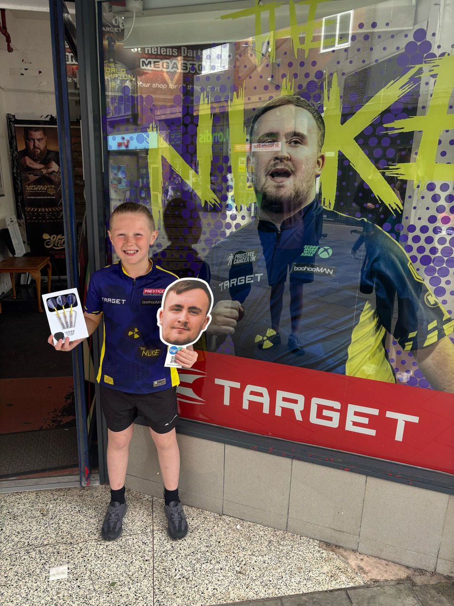 spen1992's tweet photo. @Dartsshopsth loves @LukeTheNuke180 but not sure about @sbunting180 is the lad https://t.co/PewSnarOyJ