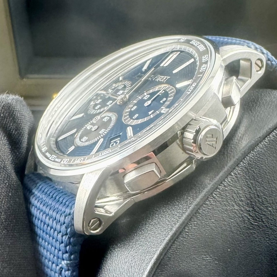 universalvalue_'s tweet image. 【ご購入ありがとうございます】
AP CODE 11.59 クロノグラフ Ref.26393ST をお迎えいただきました⌚
ナイトブルー・クラウド50文字盤×ブルーストラップが美しい一本✨
#audemarspiguet #code1159 #26393ST #オーデマピゲ #高級時計 #時計好き #名古屋 #ユニバーサルバリュー