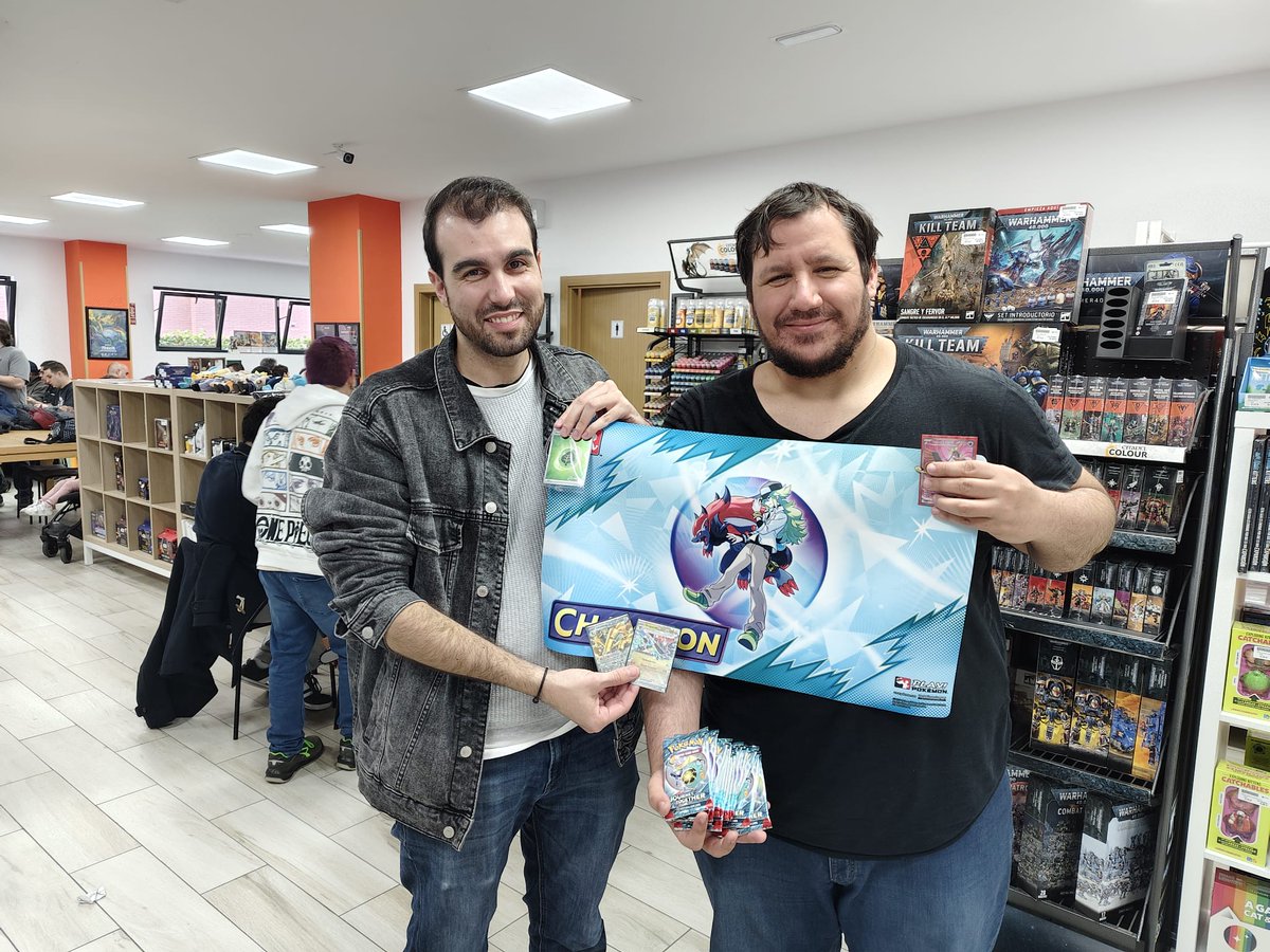 En esta semana santa he jugado 1 challenge y 2 cups. Top4 en el challebge con terapagos (3-1), top4 en el cup con raging bolt (5-2). !!Y este viernes gané el cup de Jupiter Norte (7-1) con Gholdengo-Dragapult!! En una final muy dura vs mi gran amigo <a href="/nl_migue/">Migue</a> . Deck y fotos abajo