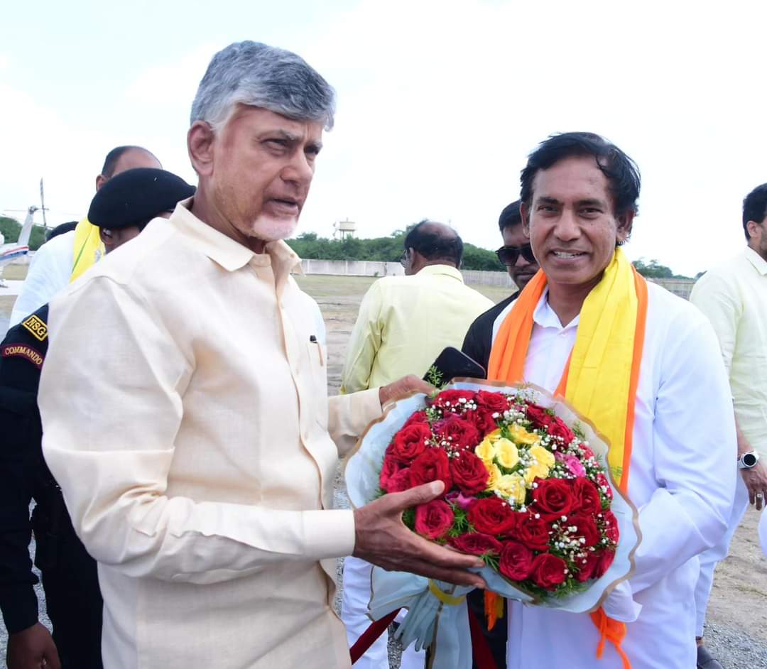 DrParthamla's tweet photo. నీతి,నిజాయితీ,నిబద్ధత కలిగి #ఆంధ్రరాష్ట్ర పునర్నిర్మాణంలో అలుపెరుగని కార్యదక్షత. #43 ఏళ్లుగా తెలుగు ప్రజల సంక్షేమప్రదాత. #స్వర్ణాంధ్రప్రదేశ్ నిర్మాత, తెలుగుదేశం అధినేత. విజనరీ సీఎంశ్రీ @ncbn గారికి హార్థిక జన్మదిన శుభాకాంక్షలు.!💐
#HBDLegendCBN #CBN 
#ChandrababuNaidu 
@JaiTDP https://t.co/UI4DRkVncT