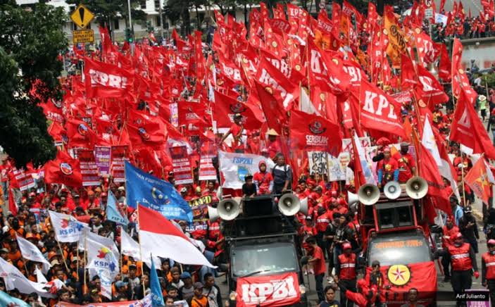 Siap ramaikan MAY DAY 2025?👷👩‍🔧👩🏼‍💻👨🏻‍🏫👩🏾‍🌾✊ #MeiMelawan #MiliterismeMusuhPekerja