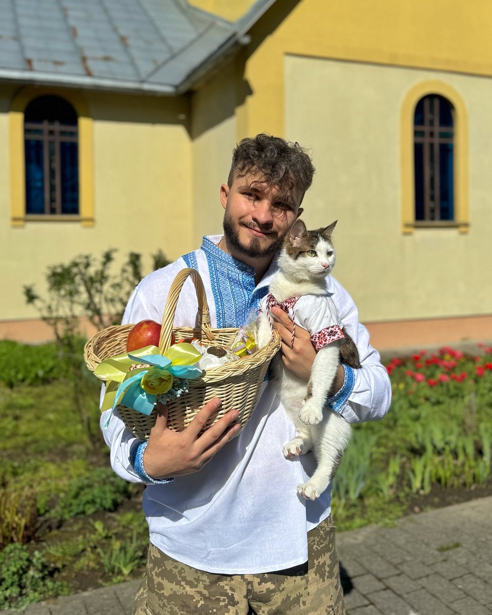 aliashukua's tweet image. Христос Воскрес 🙏🏻🥚🥮 Вітаємо вас з Шайбіком🐈🇺🇦 з цим чудовим святом ❤️