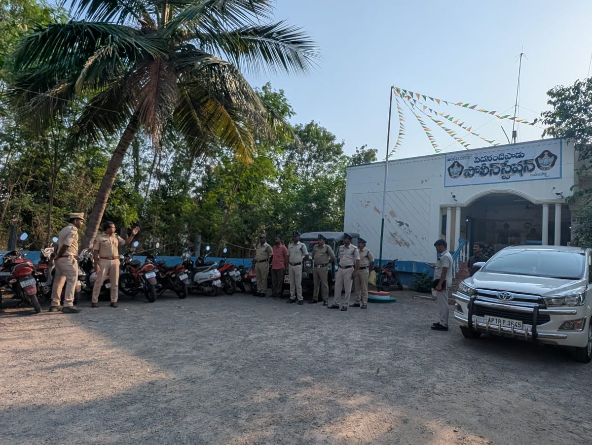 police_guntur's tweet image. క్షేత్ర స్థాయిలో పర్యటించి, ప్రజల సమస్యలను పరిష్కరించండి.....
గుంటూరు జిల్లా ఎస్పీ శ్రీ సతీష్ కుమార్ ఐపీఎస్ గారు...
@APPOLICE100 
#suddenvisit
#LawAndOrder
#cccamera