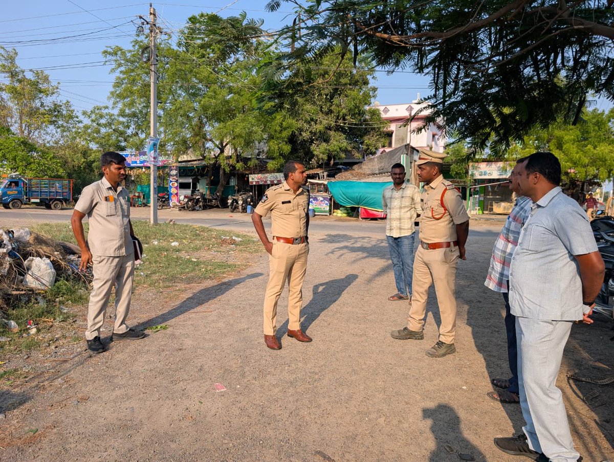 police_guntur's tweet image. క్షేత్ర స్థాయిలో పర్యటించి, ప్రజల సమస్యలను పరిష్కరించండి.....
గుంటూరు జిల్లా ఎస్పీ శ్రీ సతీష్ కుమార్ ఐపీఎస్ గారు...
@APPOLICE100 
#suddenvisit
#LawAndOrder
#cccamera