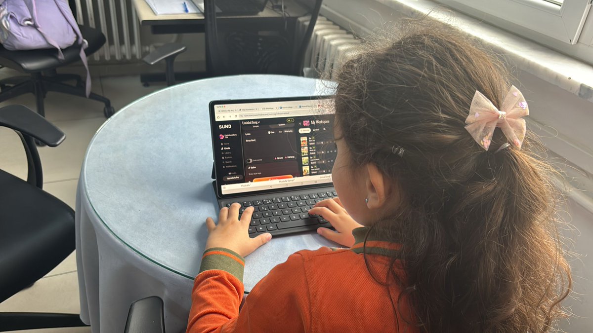 Okulumuzda "Benim Okulum, Benim Marşım" isimli yapay zeka projesi başlatıldı. Fatih Projesi BTR Öğretmenimiz Gül Seda Danışkan Seçer tarafından yürütülen projede öğrencilerimiz yapay zeka uygulamalarına okulumuz için söz yazdırıp bestelettiler.